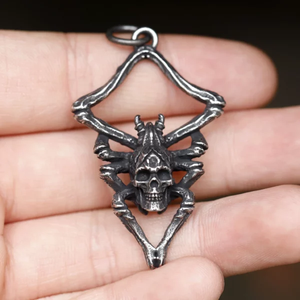 pendentif-skull-araignee