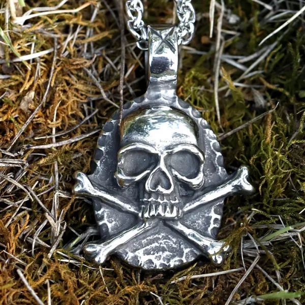 pendentif-medaillon-skull-pirate