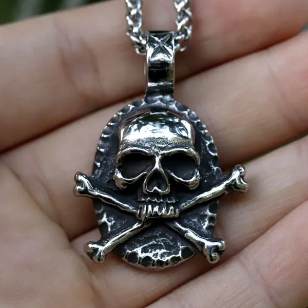 pendentif-medaillon-skull-pirate